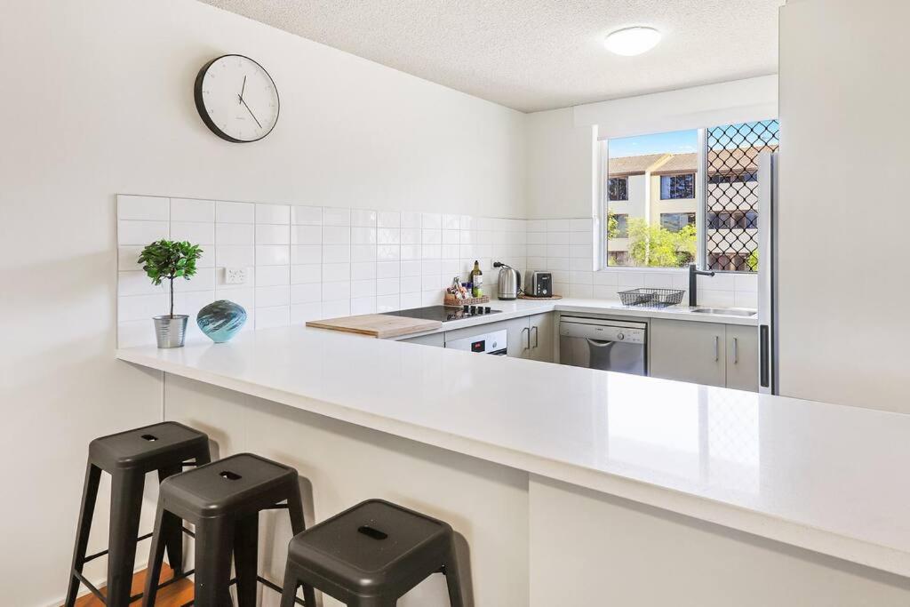 Beachfront Retreat at Burleigh, Breezy and Cosy