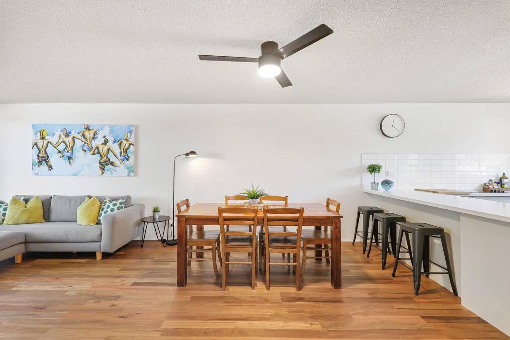 Beachfront Retreat at Burleigh, Breezy and Cosy