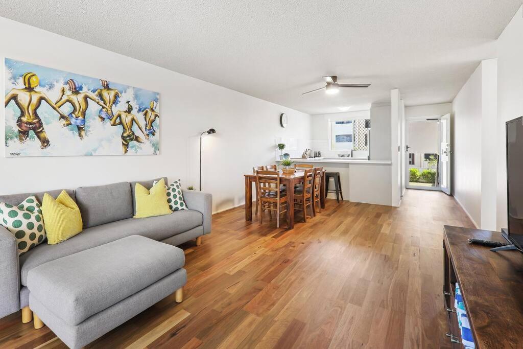 Beachfront Retreat at Burleigh, Breezy and Cosy