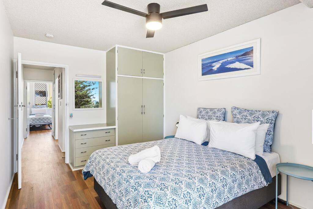 Beachfront Retreat at Burleigh, Breezy and Cosy