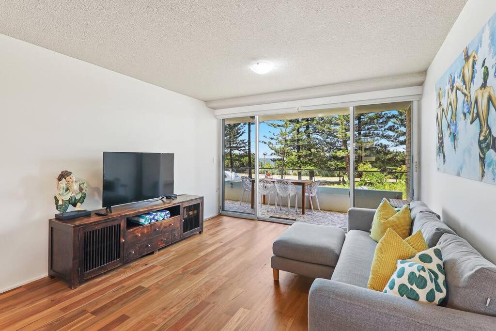 Beachfront Retreat at Burleigh, Breezy and Cosy