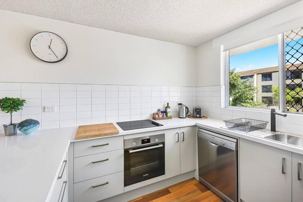 Beachfront Retreat at Burleigh, Breezy and Cosy