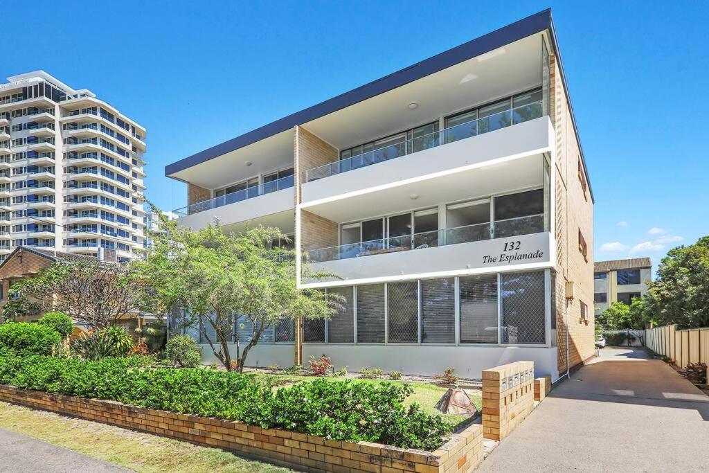 Beachfront Retreat at Burleigh, Breezy and Cosy