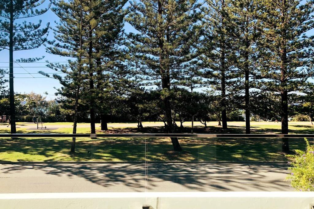 Beachfront Retreat at Burleigh, Breezy and Cosy