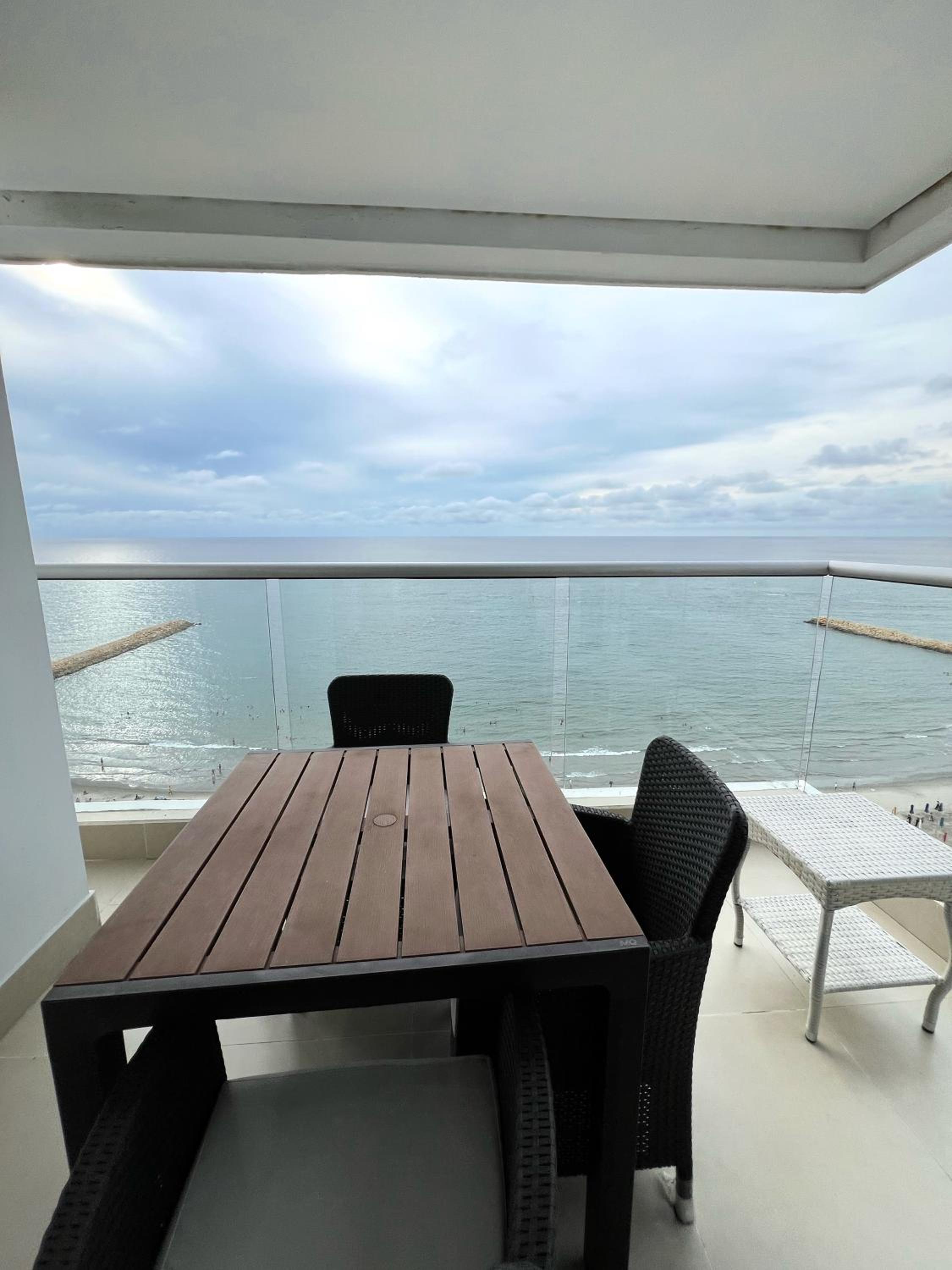Beachfront Luxurious Apartment, Palmetto Beach