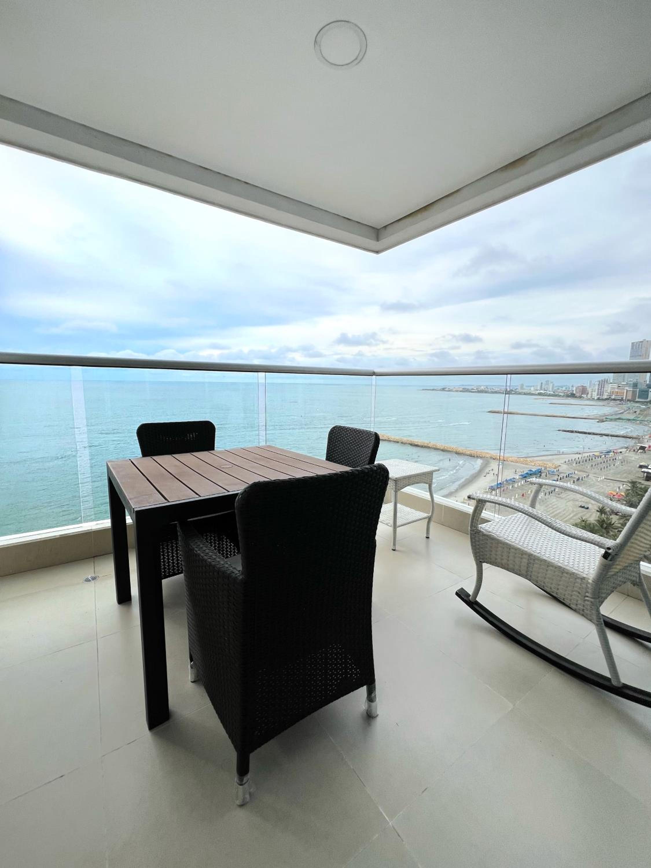 Beachfront Luxurious Apartment, Palmetto Beach