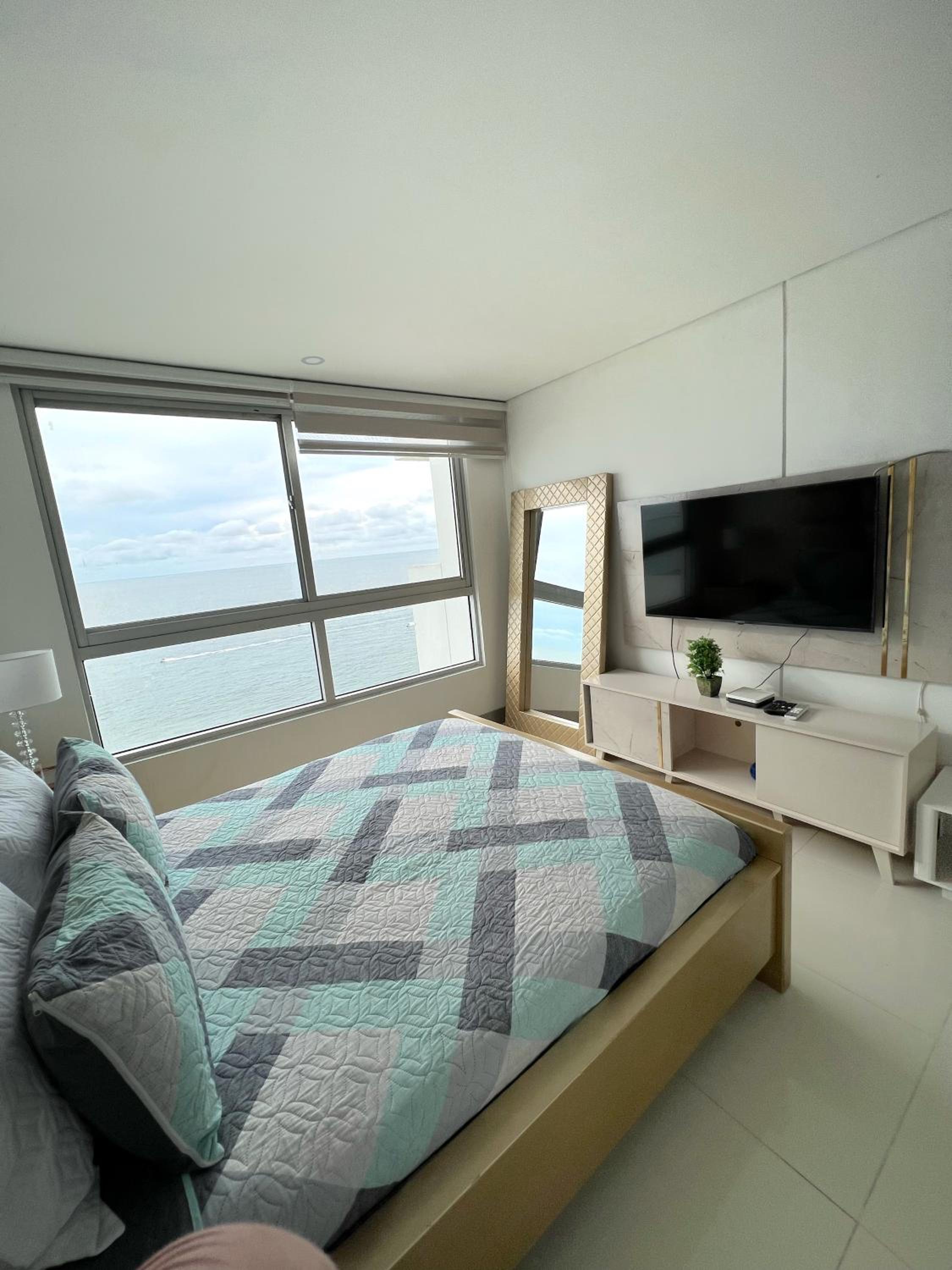 Beachfront Luxurious Apartment, Palmetto Beach