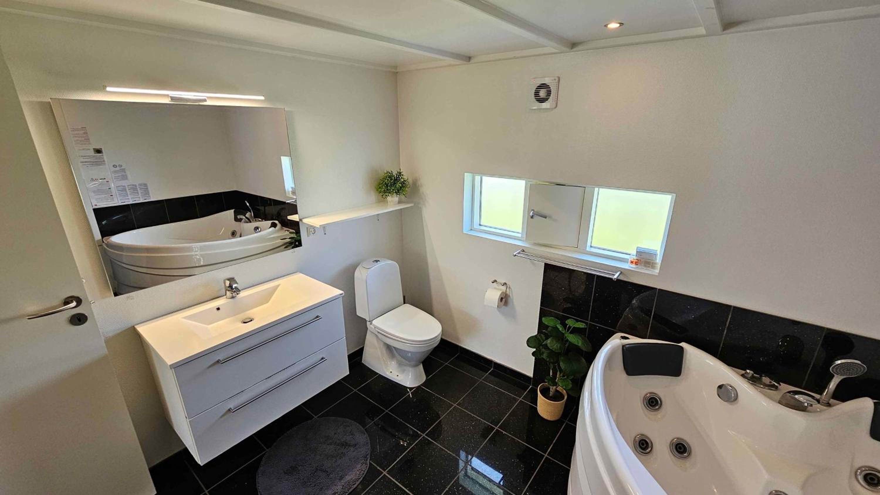 Cozy And Modern Holiday Home With All Equipment