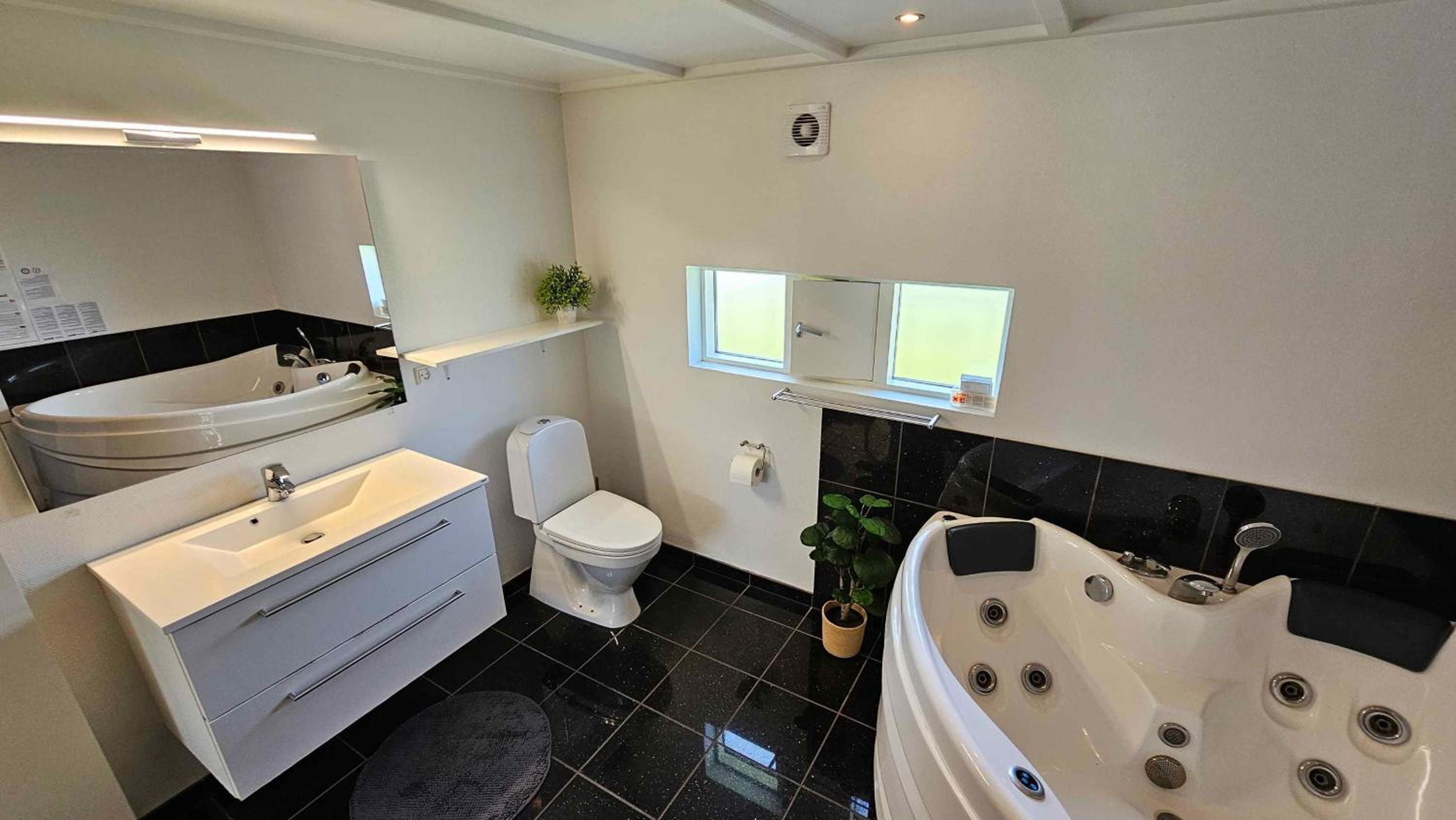 Cozy And Modern Holiday Home With All Equipment