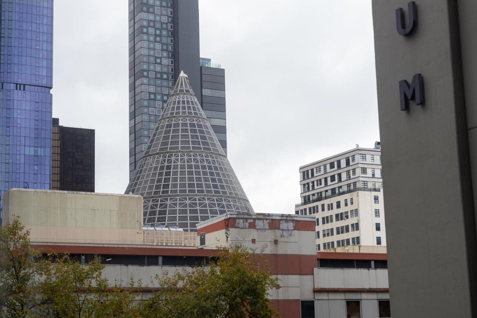 Hotel Deluxe Emporium 1BR suite - Central shopping spot - Image 1