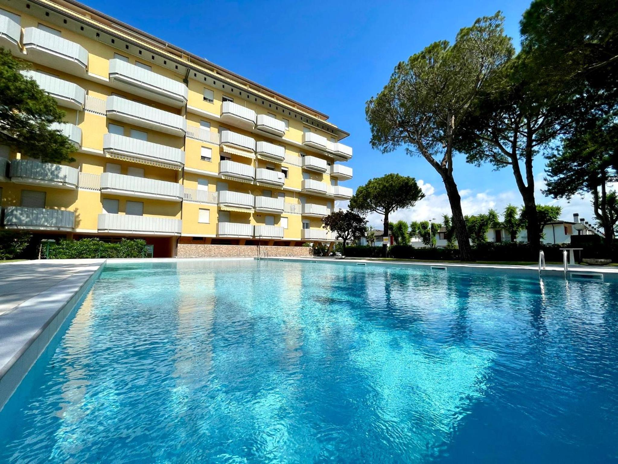 Cozy 1 bedroom apartment with shared pool and lift