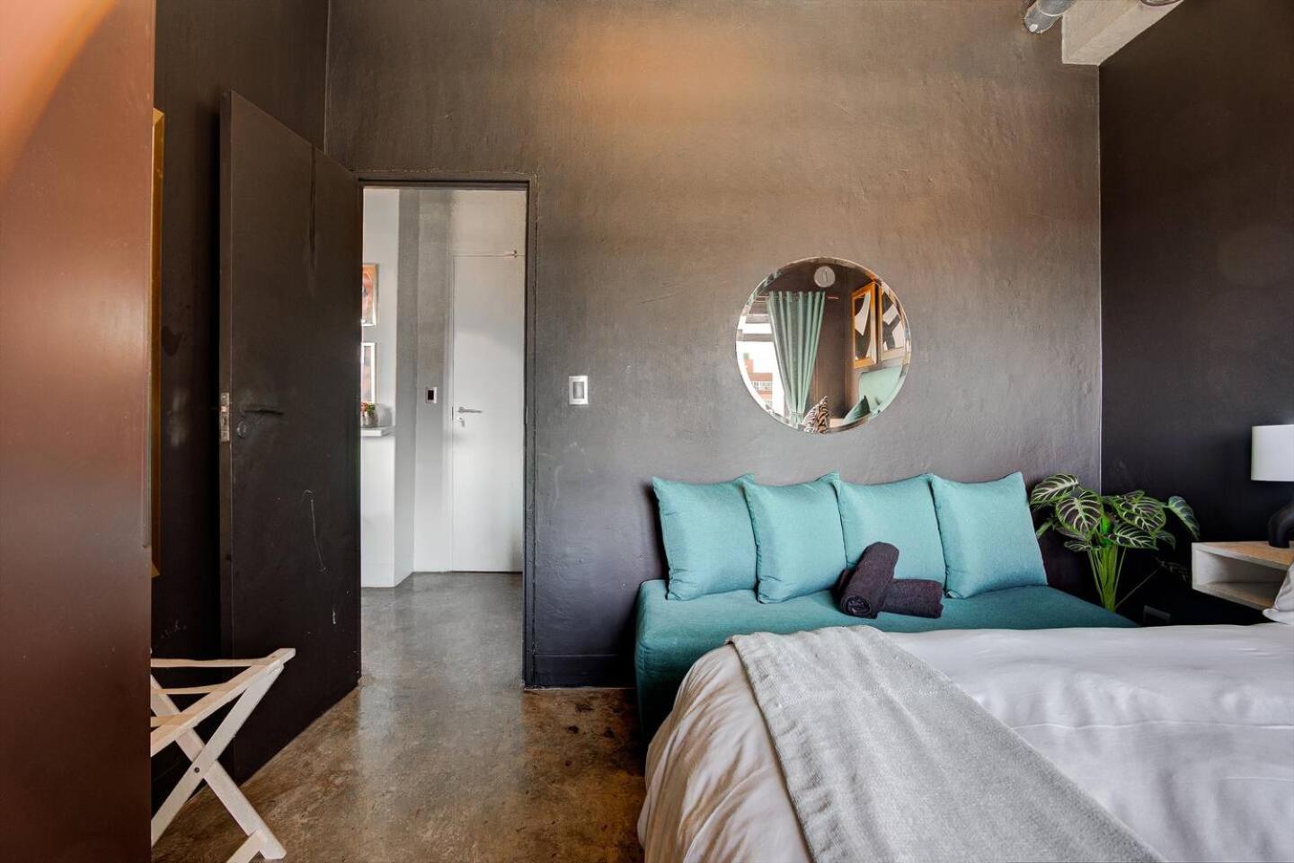 Maboneng Designer 1 Bedroom Apartment near Ellis Park - Full Backup Water & Electric - Hallmark House