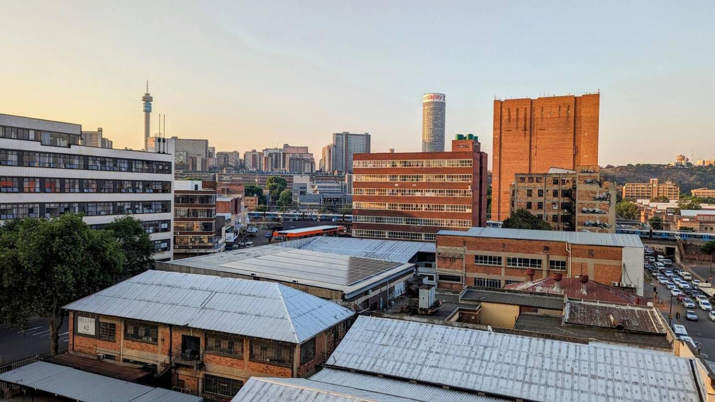 Maboneng Designer 1 Bedroom Apartment near Ellis Park - Full Backup Water & Electric - Hallmark House