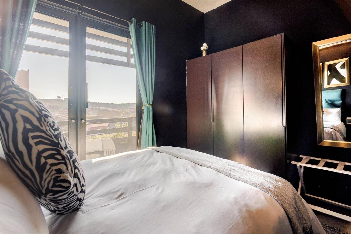 Maboneng Designer 1 Bedroom Apartment near Ellis Park - Full Backup Water & Electric - Hallmark House