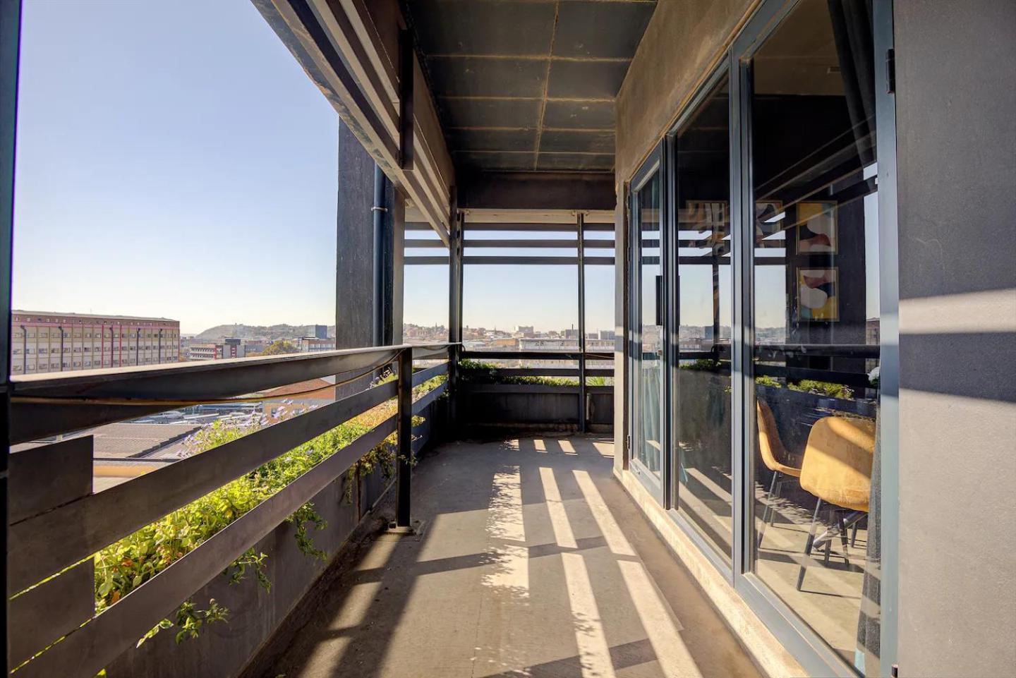 Maboneng Designer 1 Bedroom Apartment near Ellis Park - Full Backup Water & Electric - Hallmark House