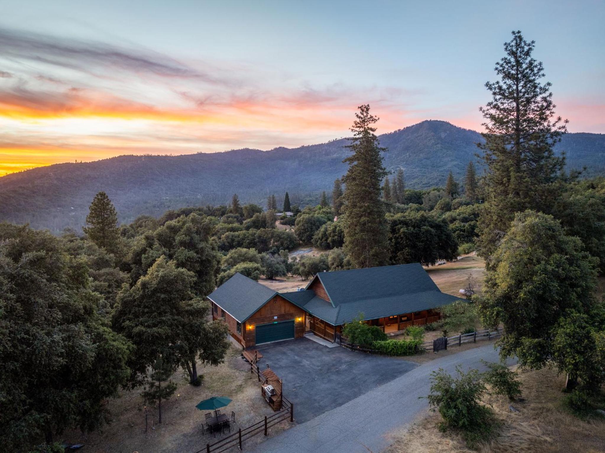 Yosemite Villa - log cabin with spectacular views & stargazing