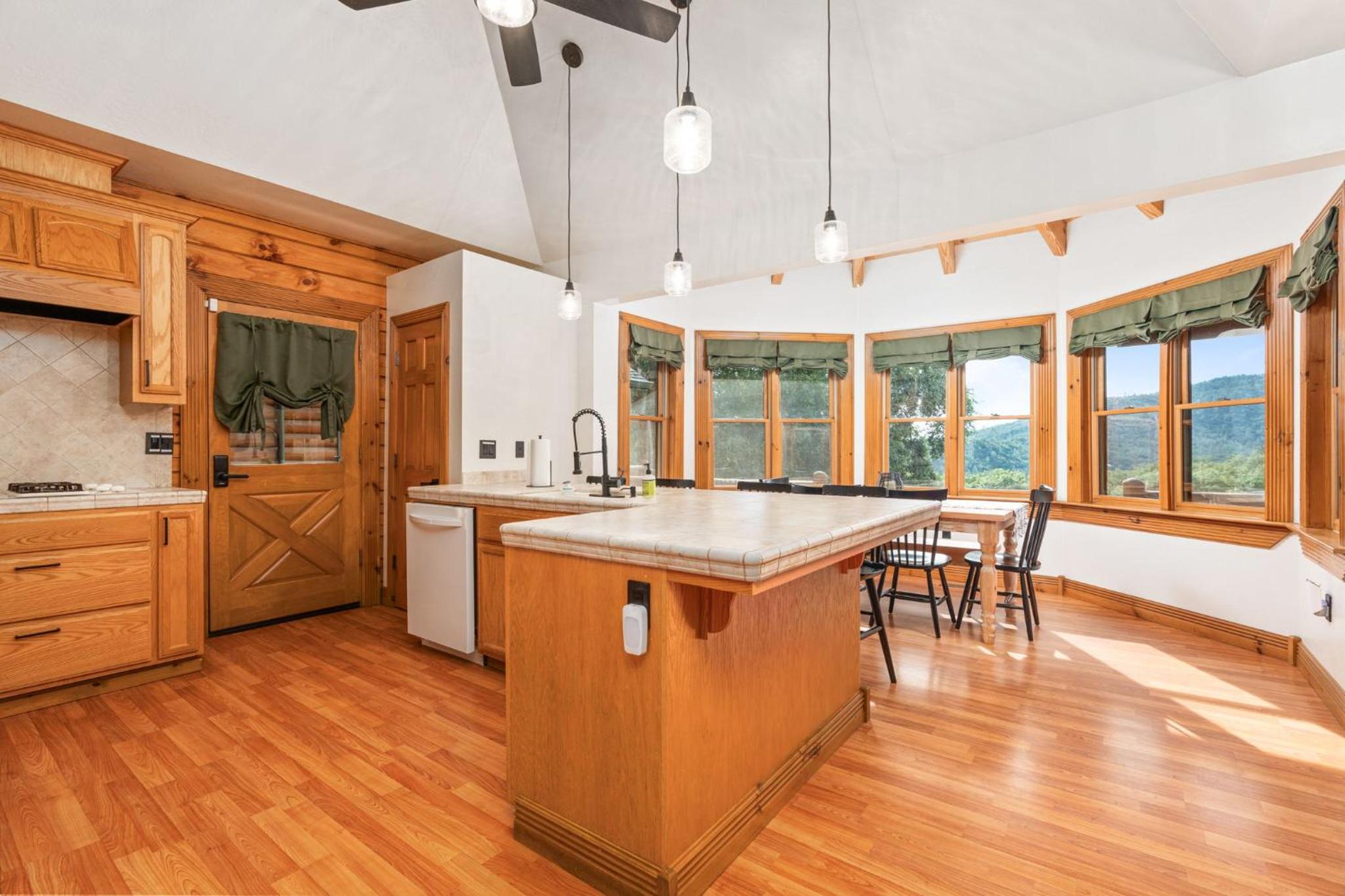 Yosemite Villa - log cabin with spectacular views & stargazing