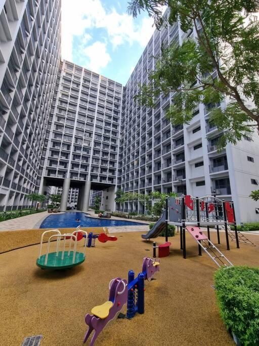 Cozy Shore Residence with balcony near Mall of Asia & airport view 3