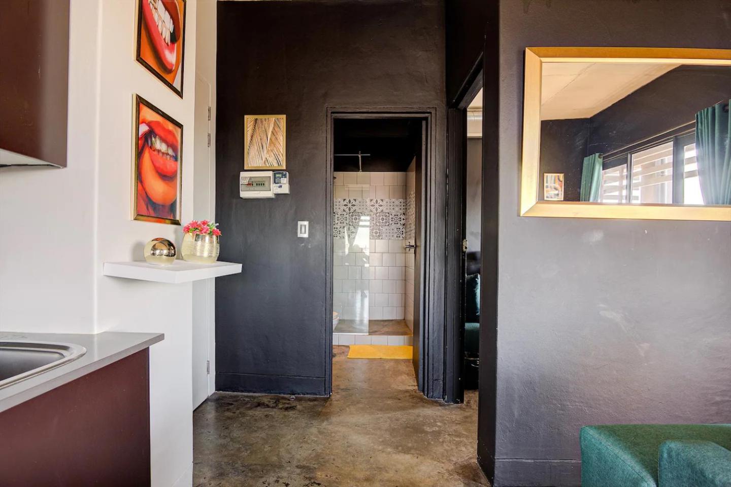 Maboneng Designer 1 Bedroom Apartment near Ellis Park - Full Backup Water & Electric - Hallmark House