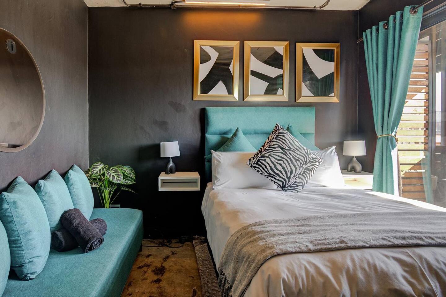 Maboneng Designer 1 Bedroom Apartment near Ellis Park - Full Backup Water & Electric - Hallmark House