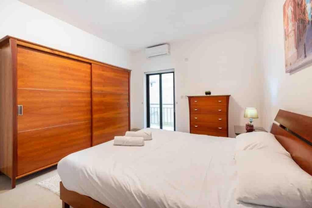 Luxury Seafront Retreat Overlooking Manoel Island view 5