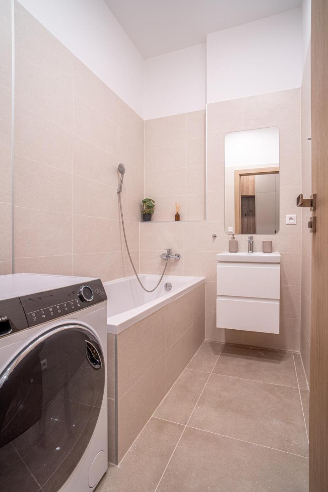 Patronka Apartments - Stylish apartment with a divided sleeping area view 4