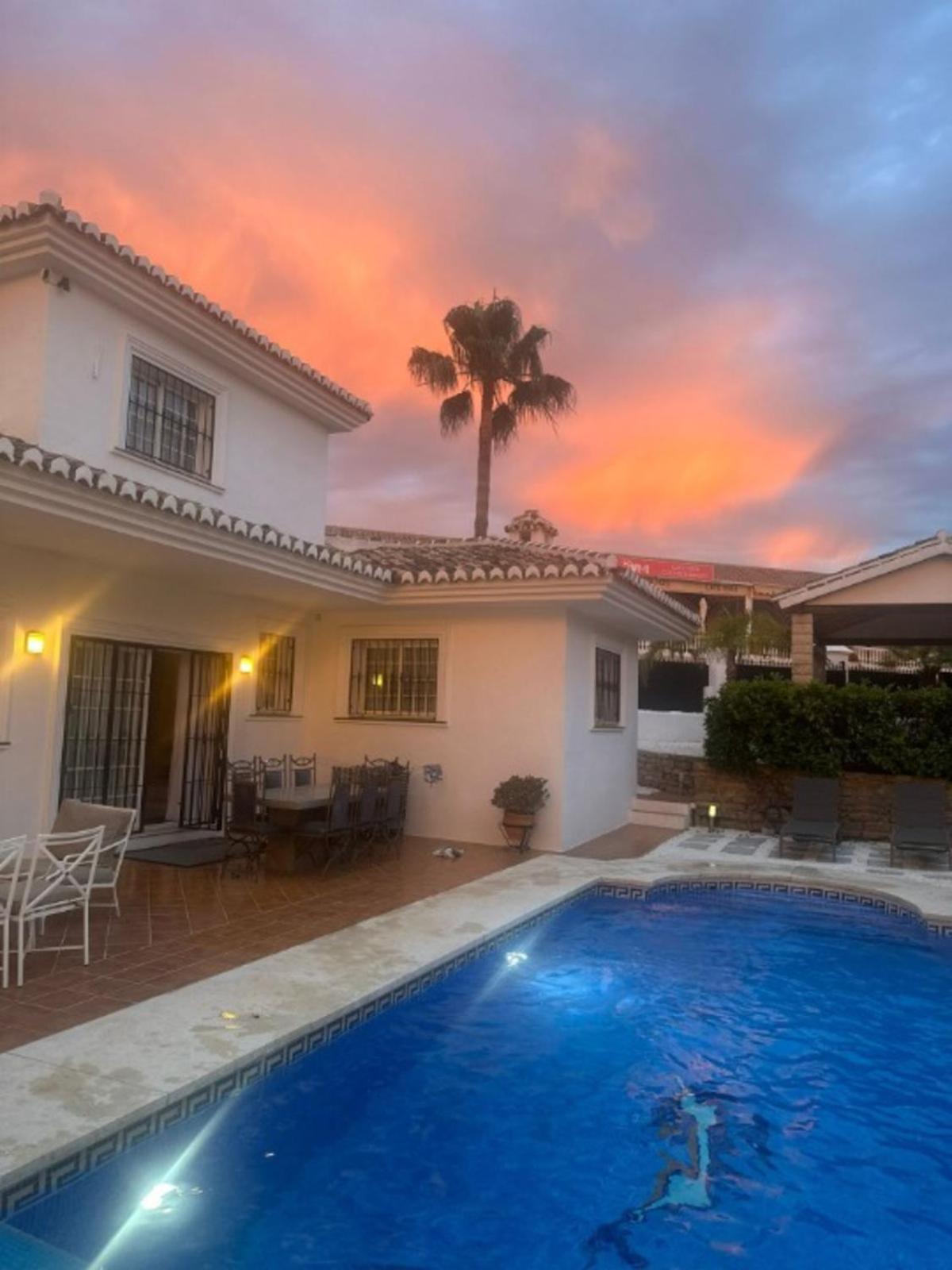 Lets in the Sun - Villa Sunset