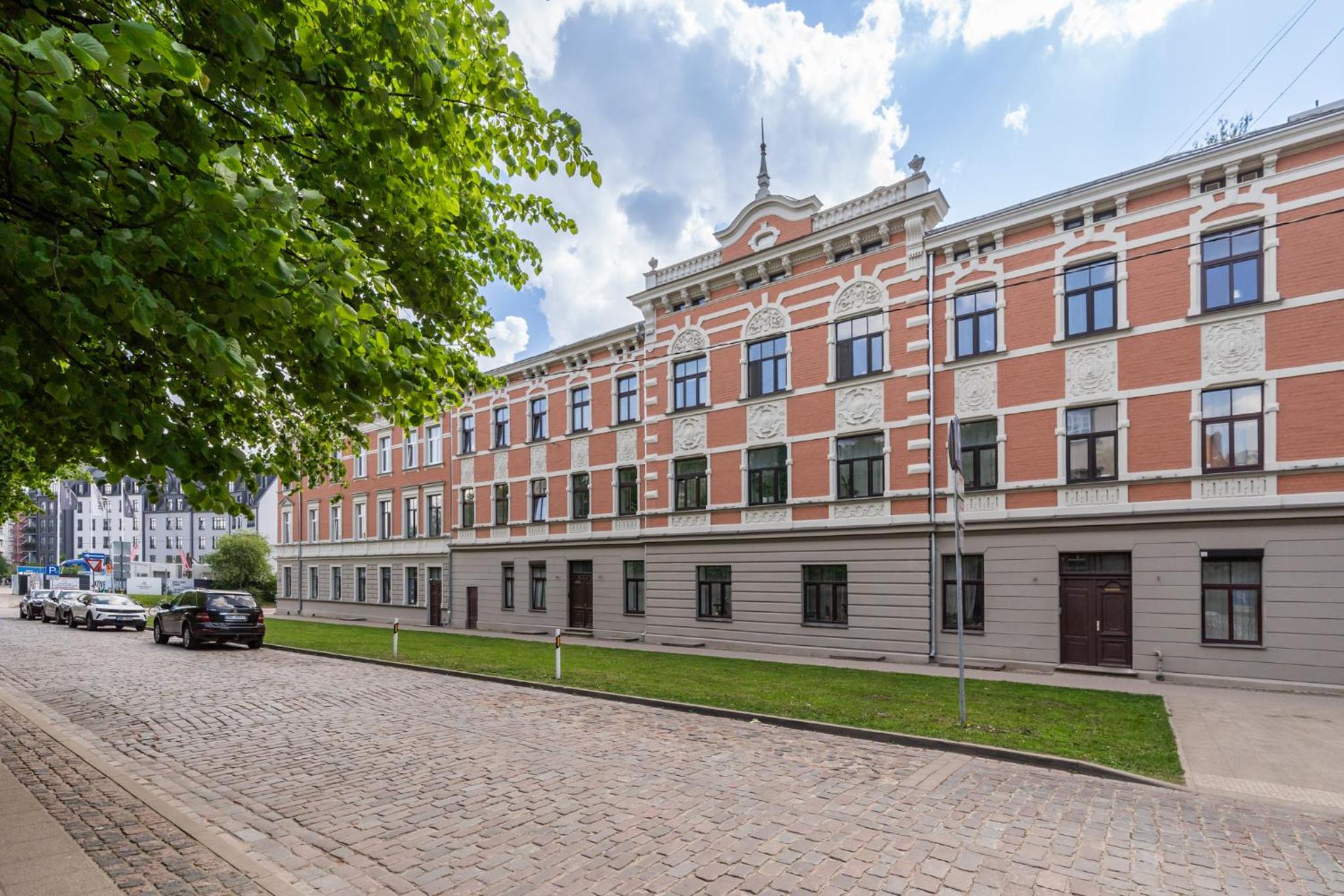 Elegant and spacious apartment