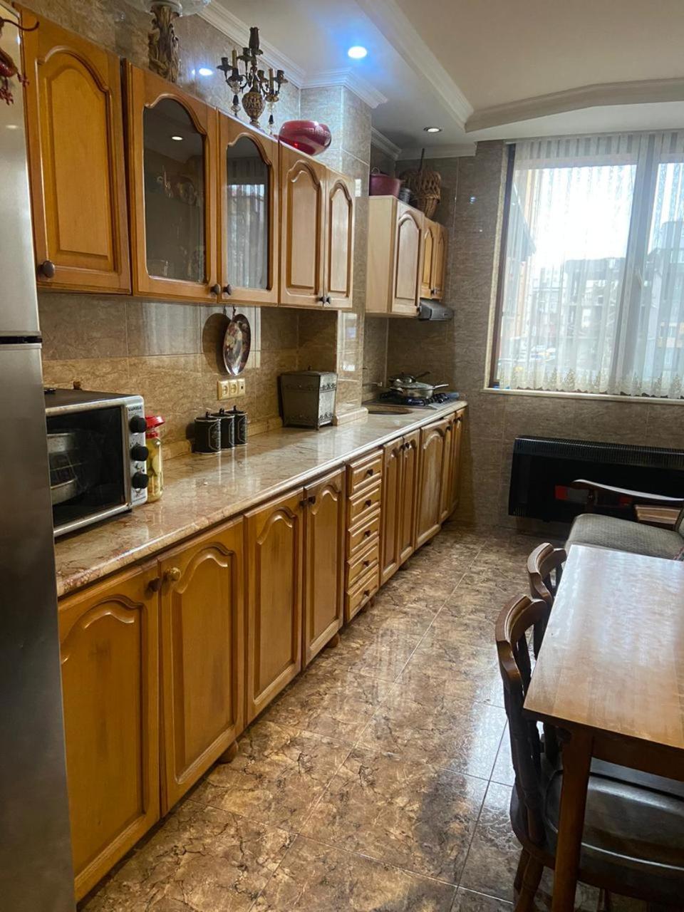 leonidze4 en Batumi — kitchen