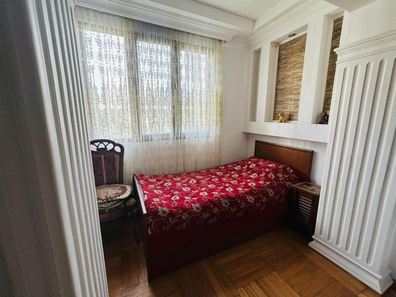 leonidze4 en Batumi — hotel room
