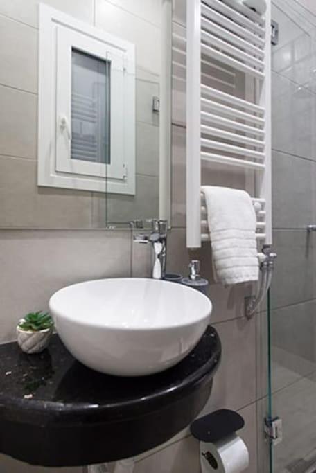 A comfortable small studio nearby Acropolis 201