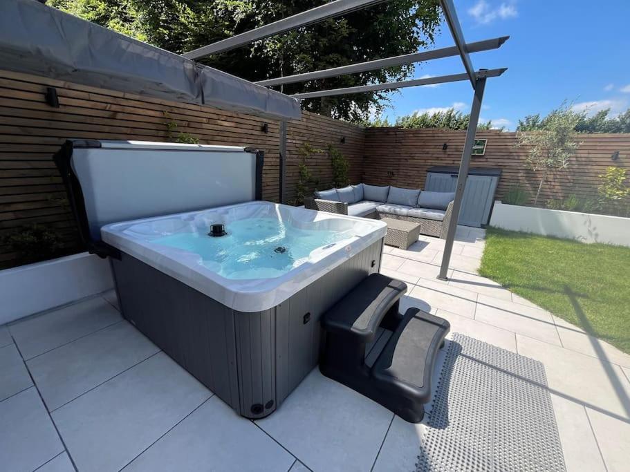Coastal 5-Bedroom House in Devon with a Hot Tub view 3
