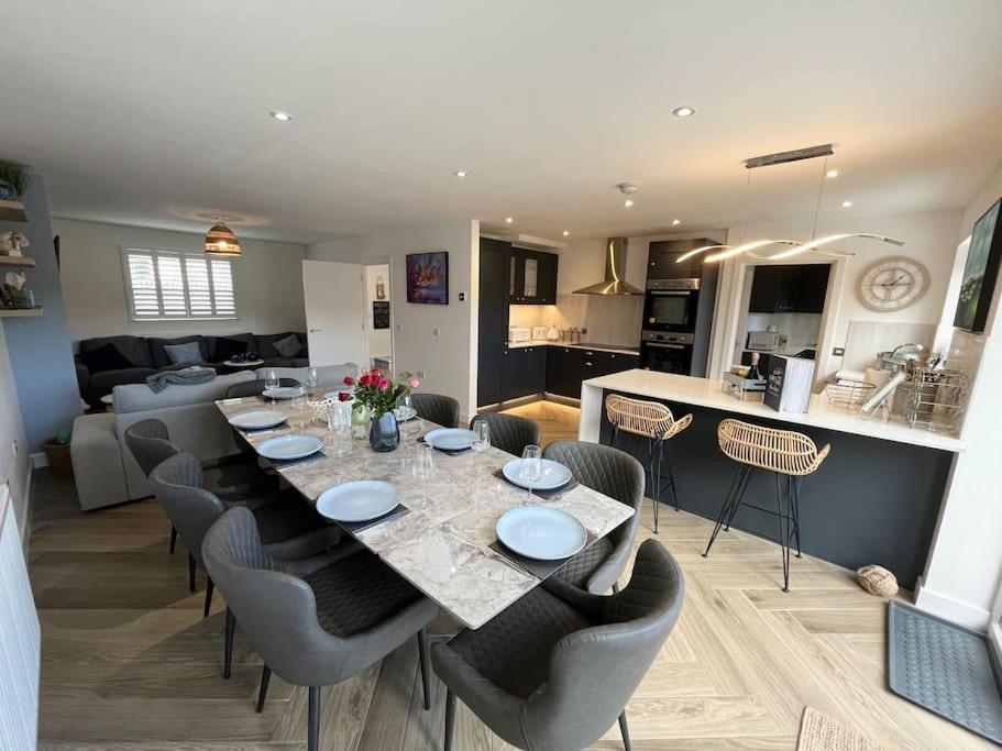 Coastal 5-Bedroom House in Devon with a Hot Tub view 4
