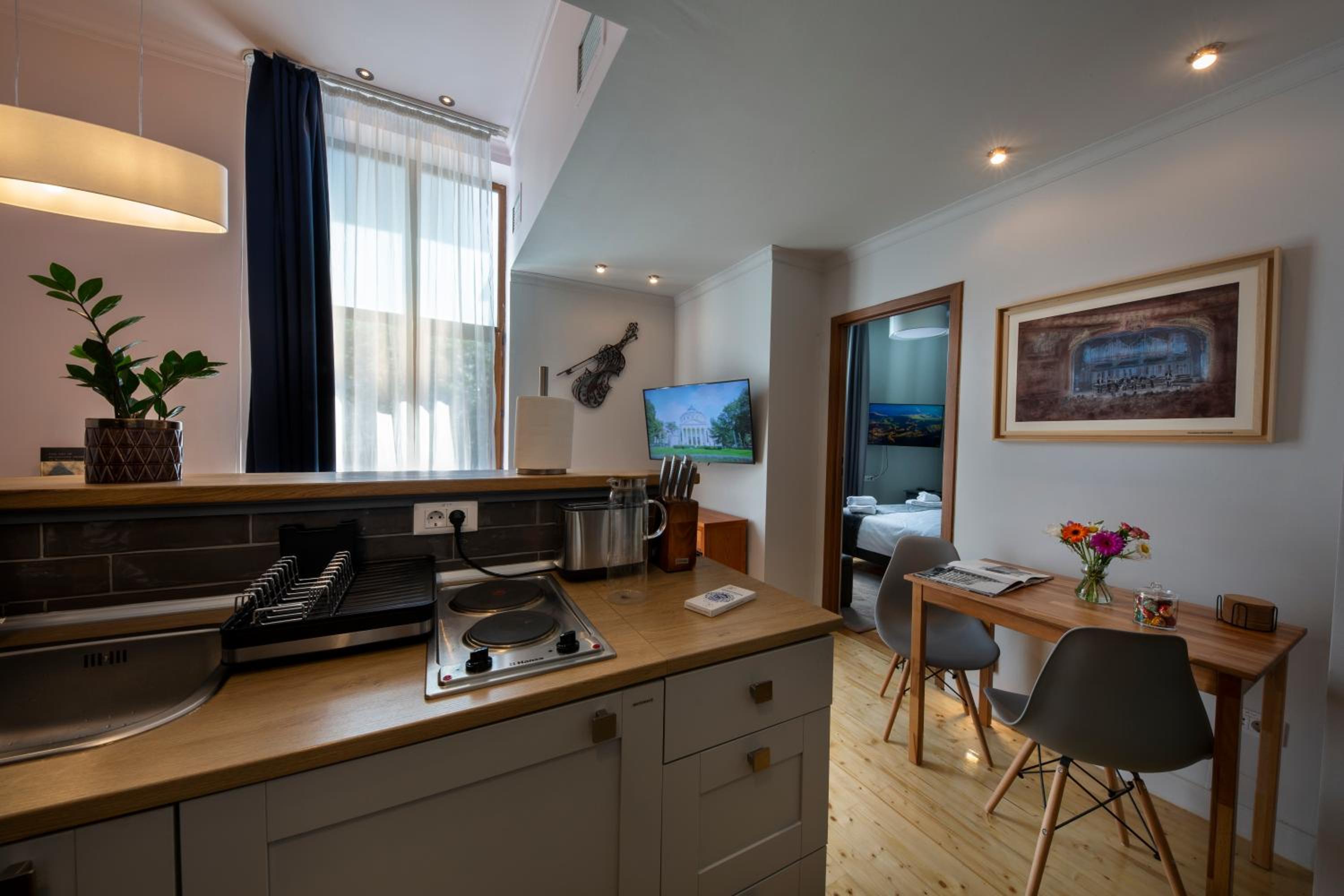 Athenaeum Spacious& Cozy 1Br Prime Location w Balcony view 2