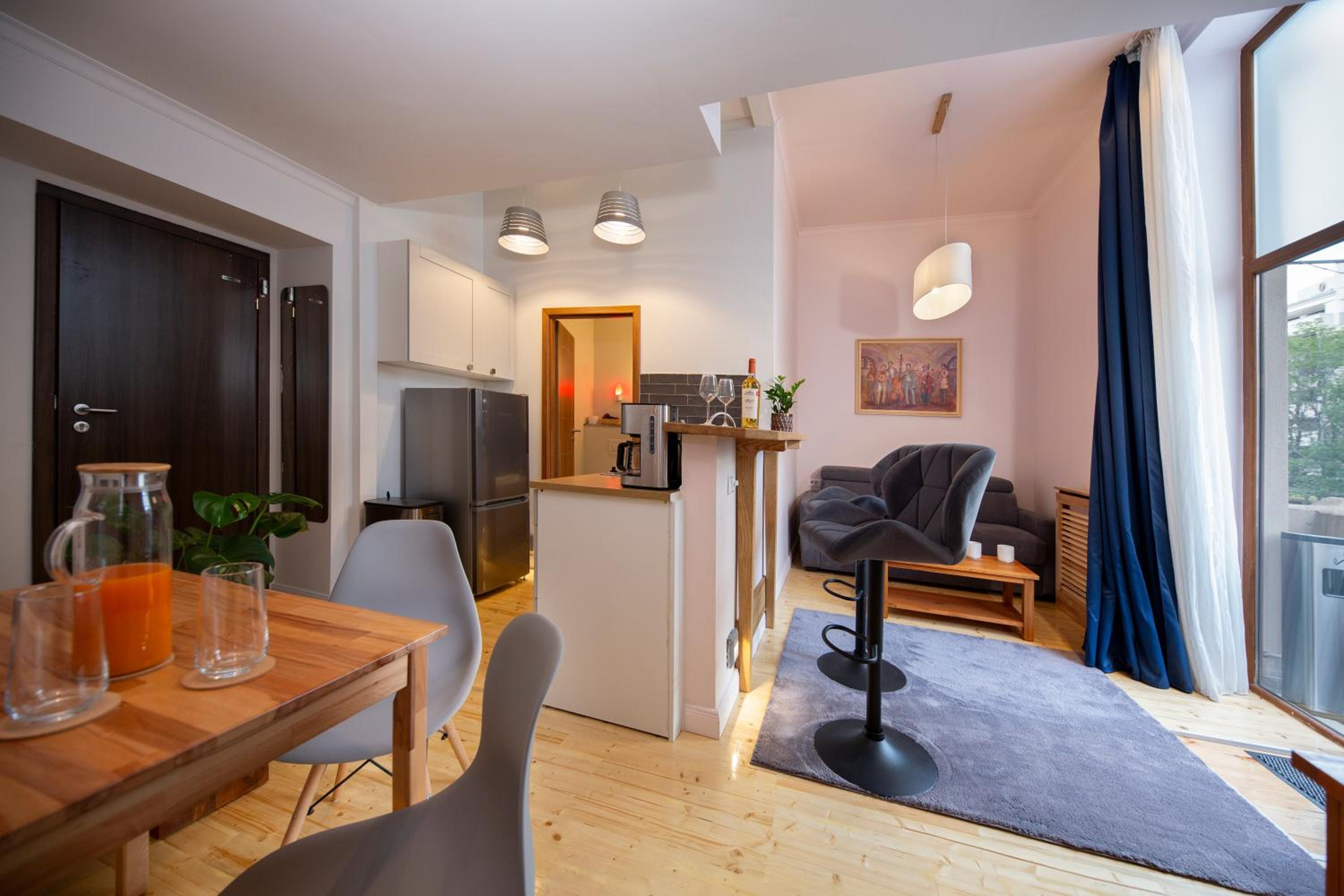 Athenaeum Spacious& Cozy 1Br Prime Location w Balcony view 3