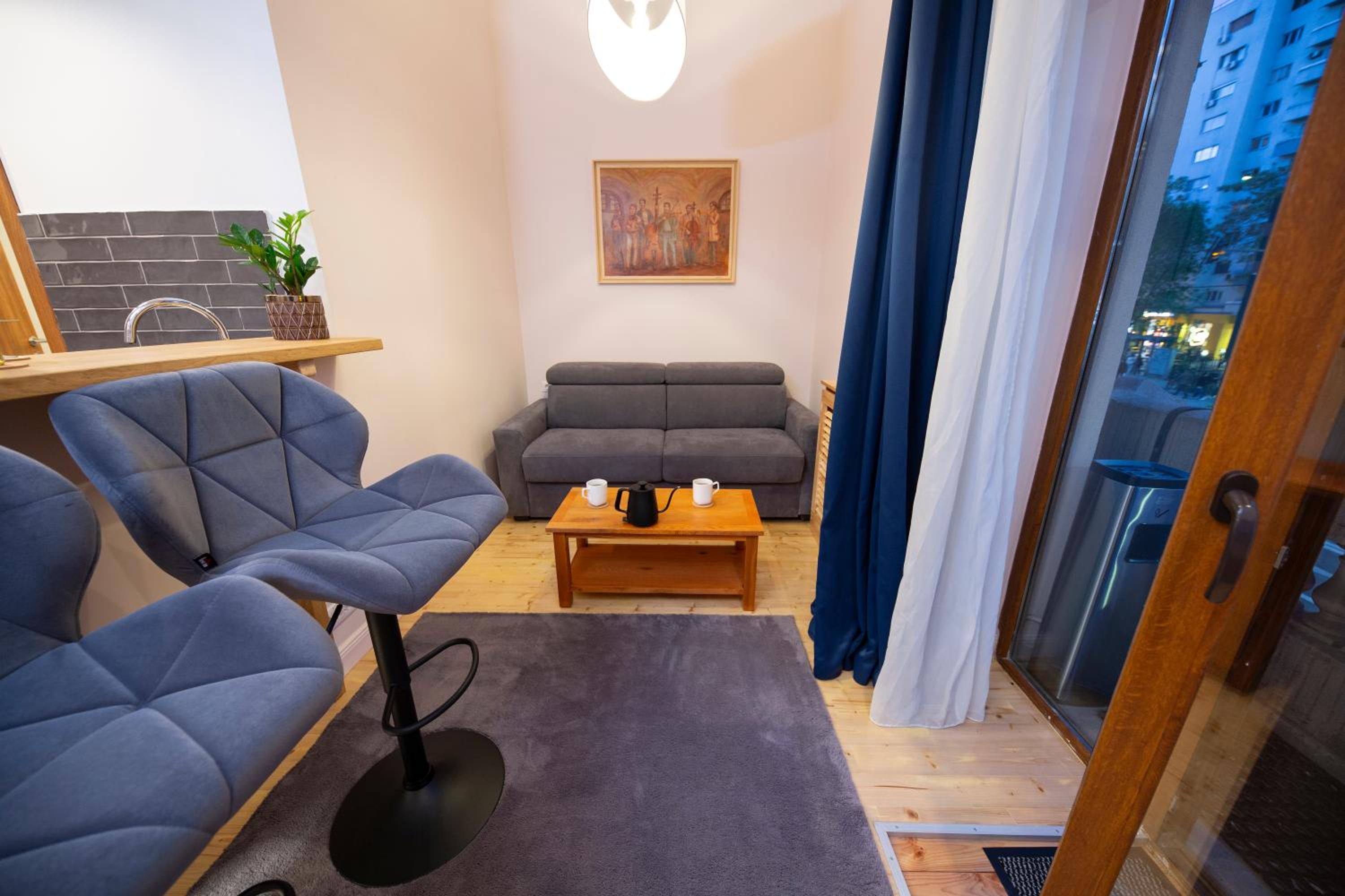 Athenaeum Spacious& Cozy 1Br Prime Location w Balcony view 4