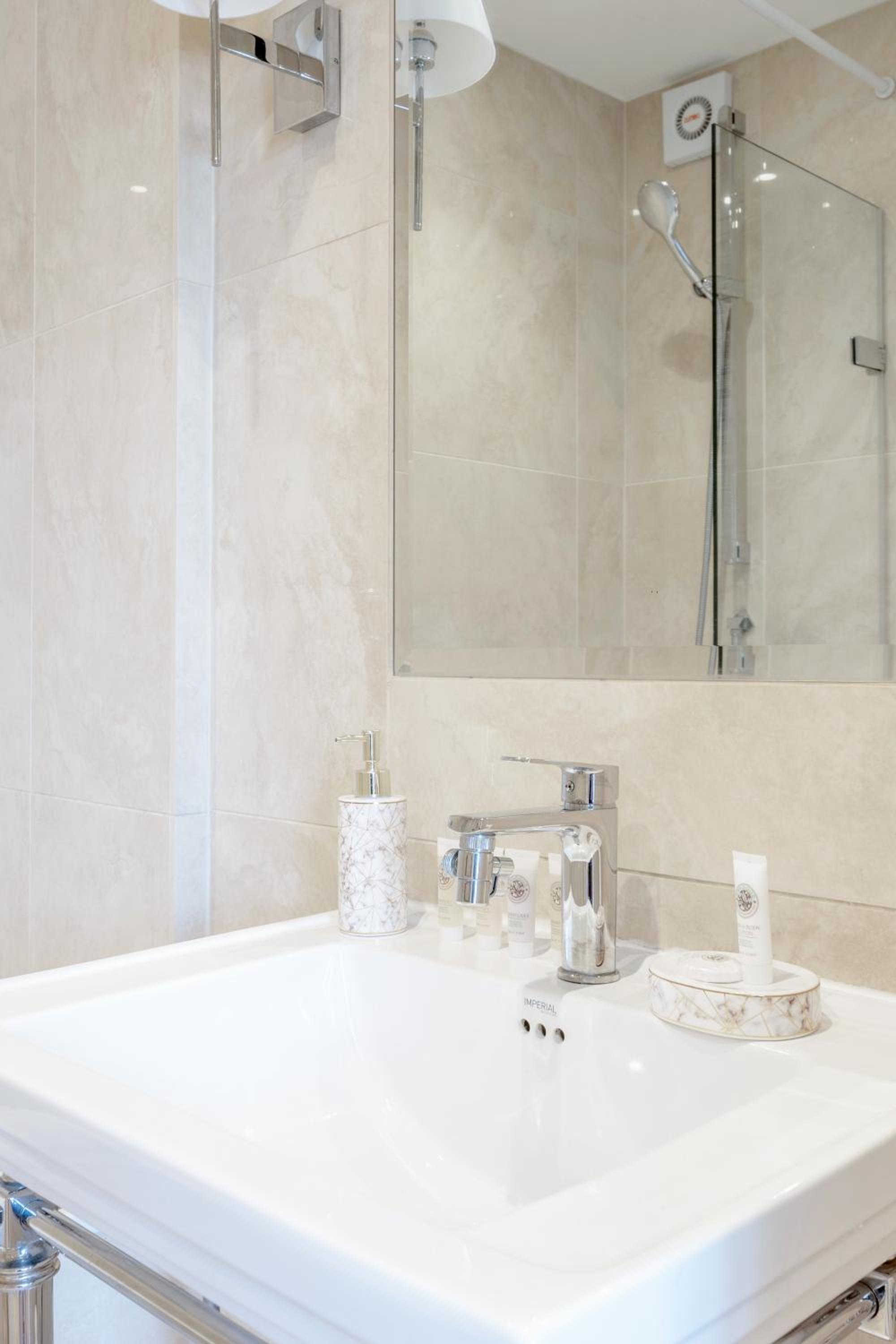 Stunning 2 Bed, 2 Bath Flat Next to Hyde Park