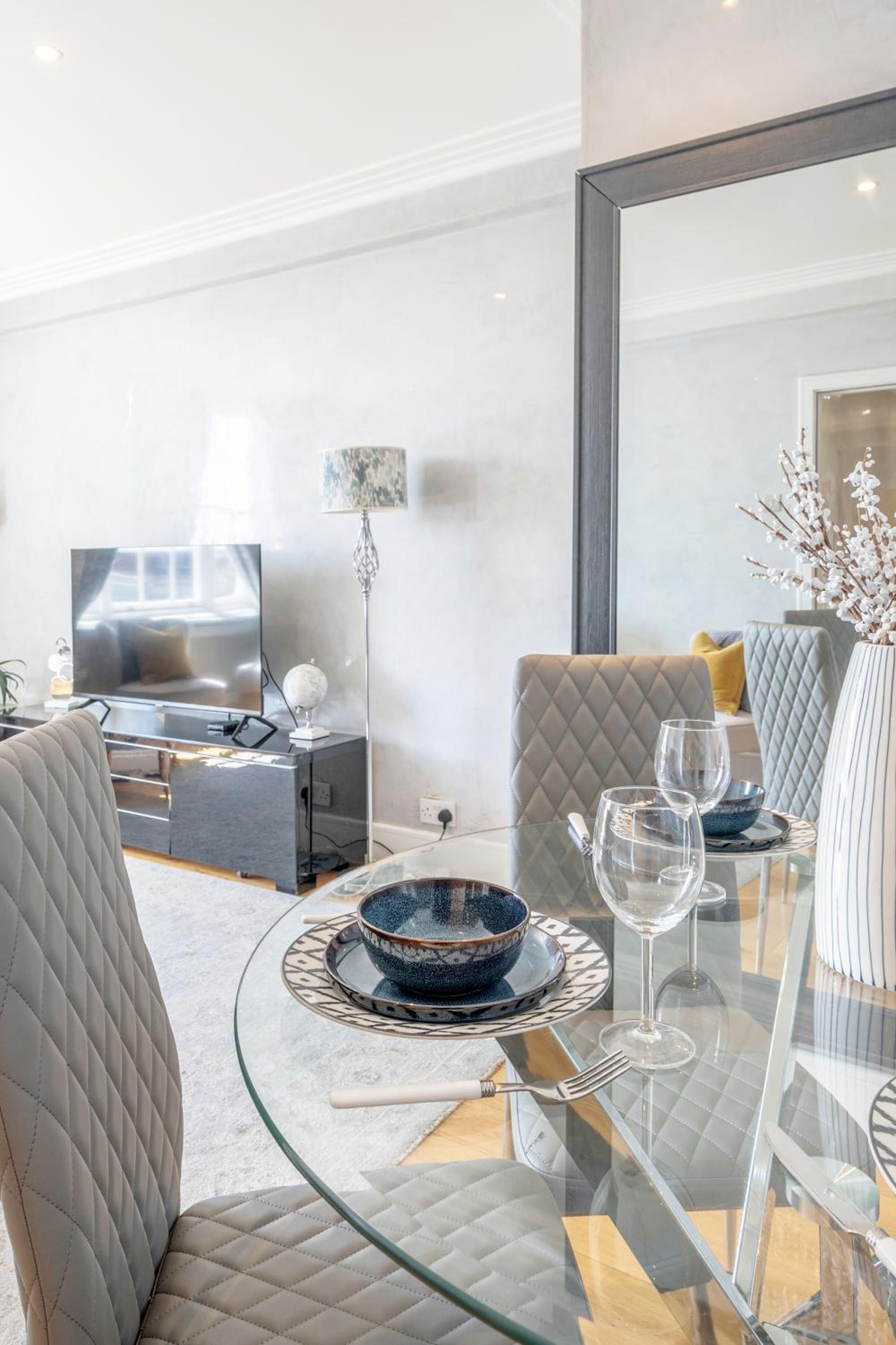 Stunning 2 Bed, 2 Bath Flat Next to Hyde Park