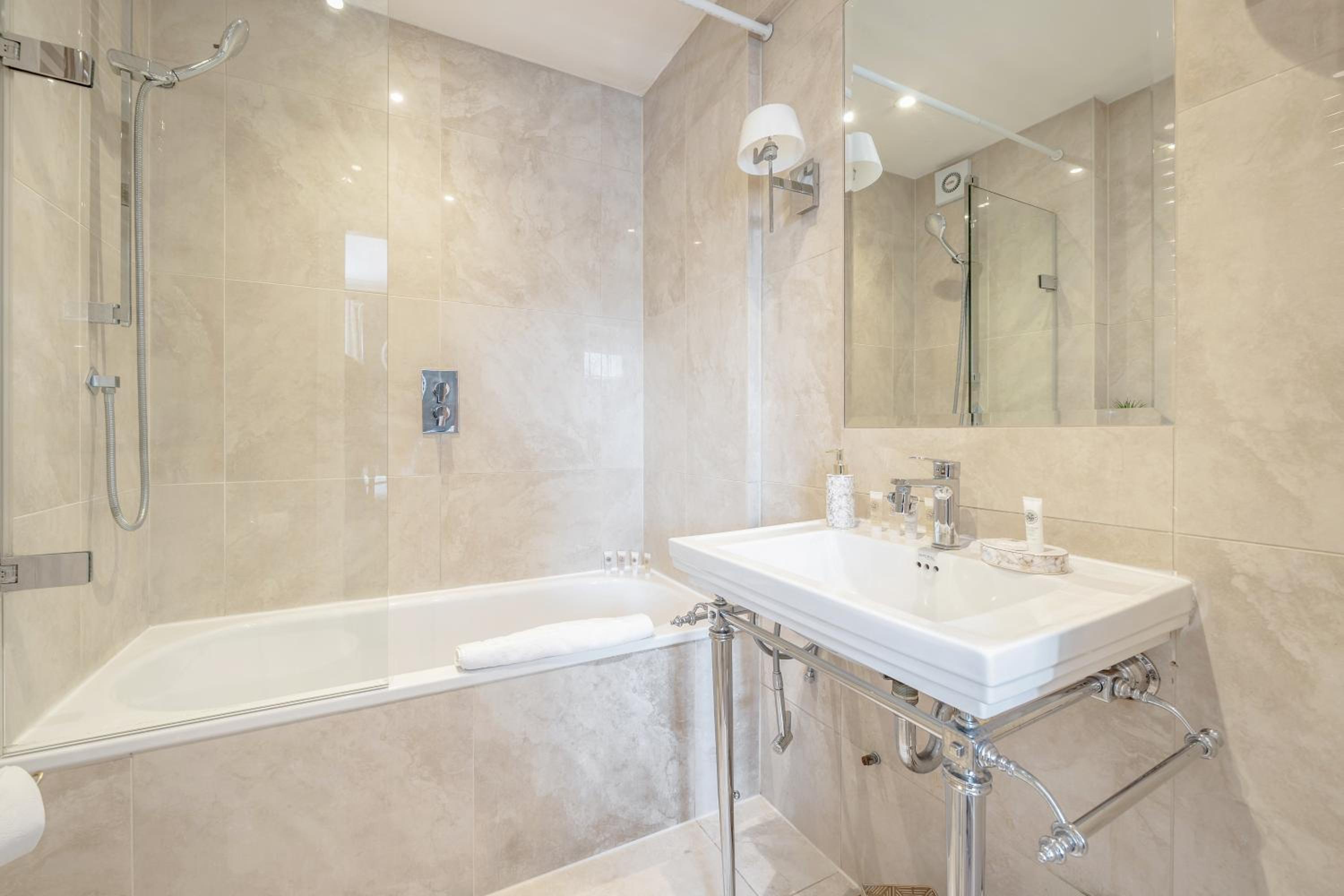 Stunning 2 Bed, 2 Bath Flat Next to Hyde Park