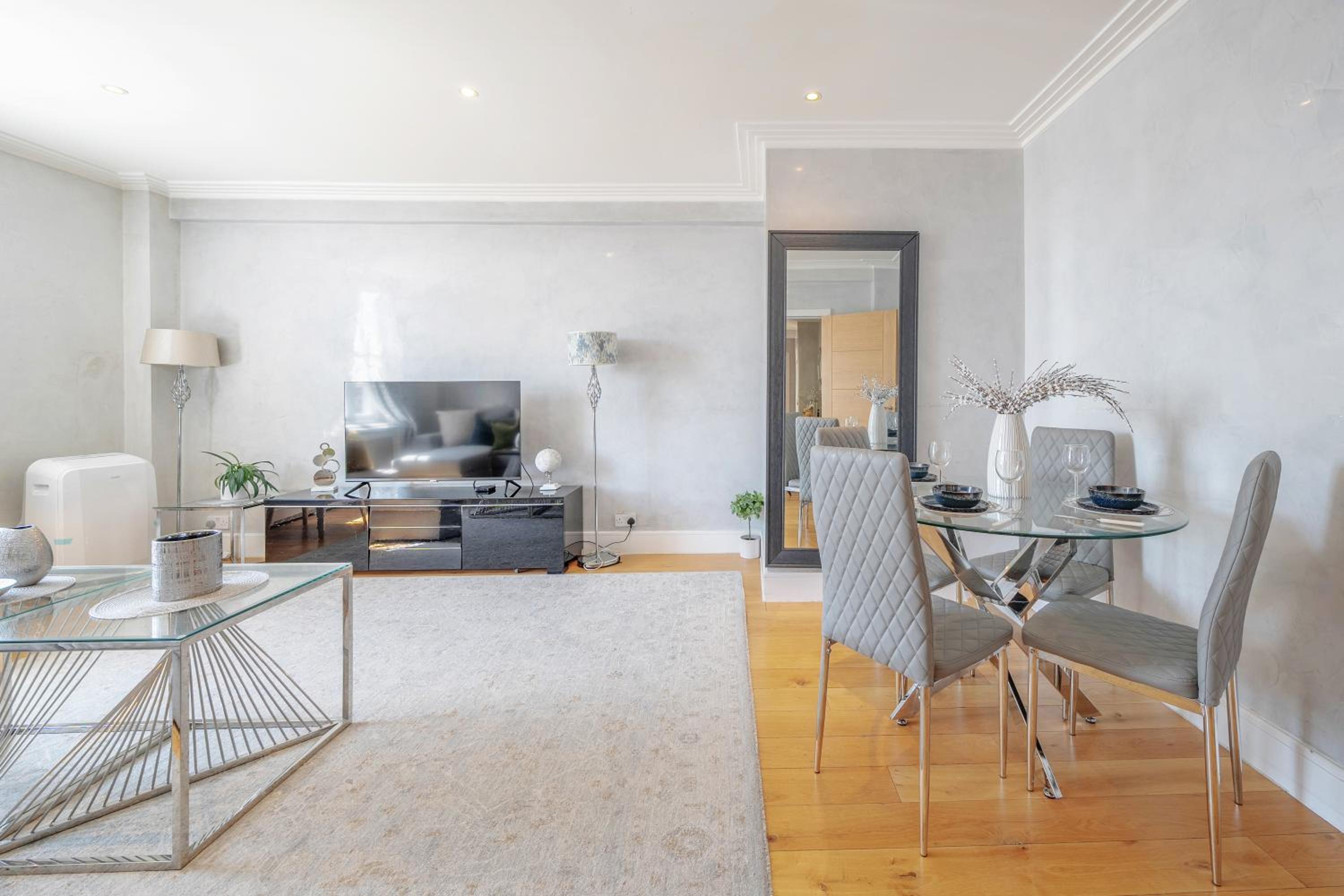 Stunning 2 Bed, 2 Bath Flat Next to Hyde Park