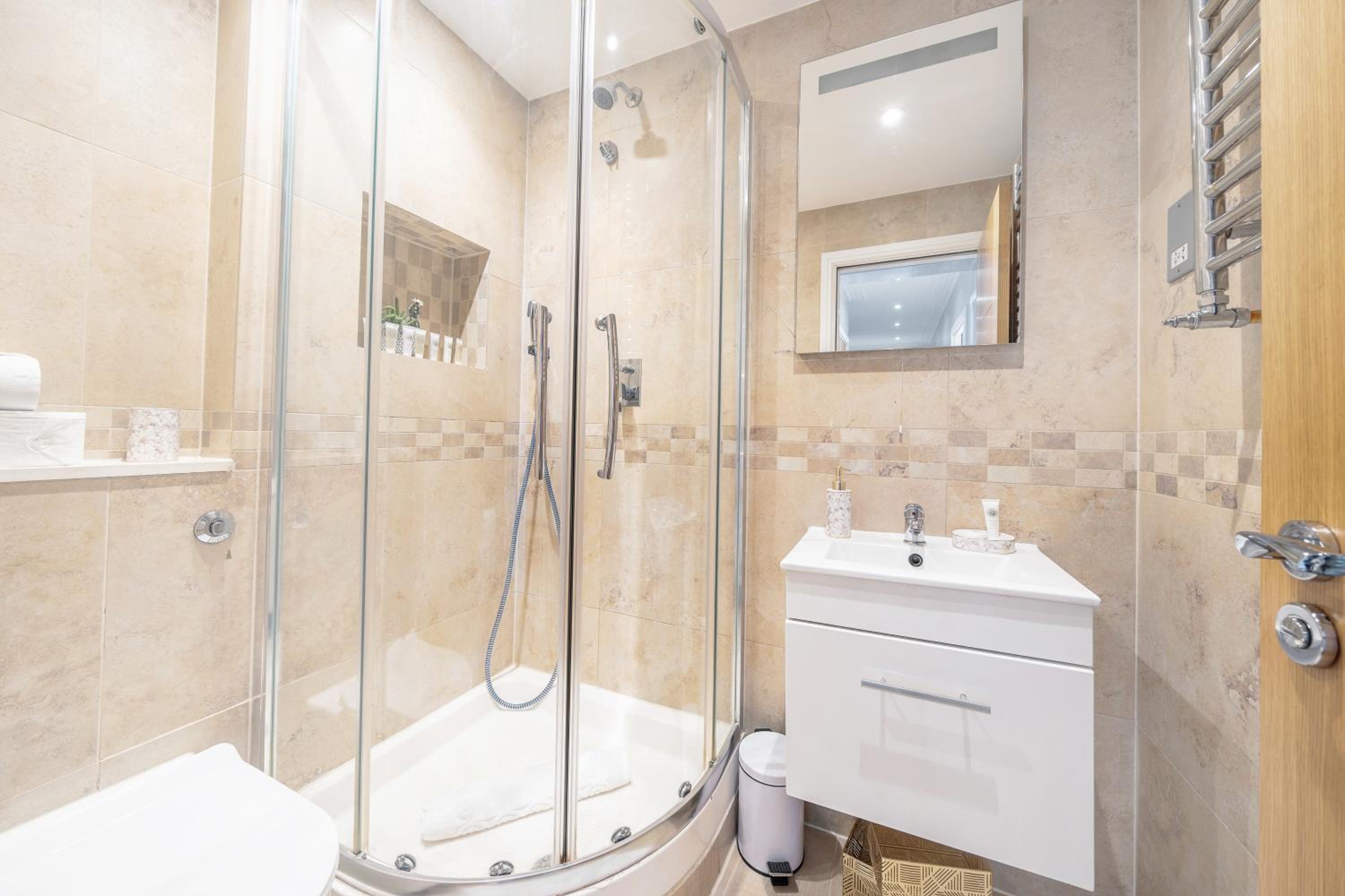 Stunning 2 Bed, 2 Bath Flat Next to Hyde Park