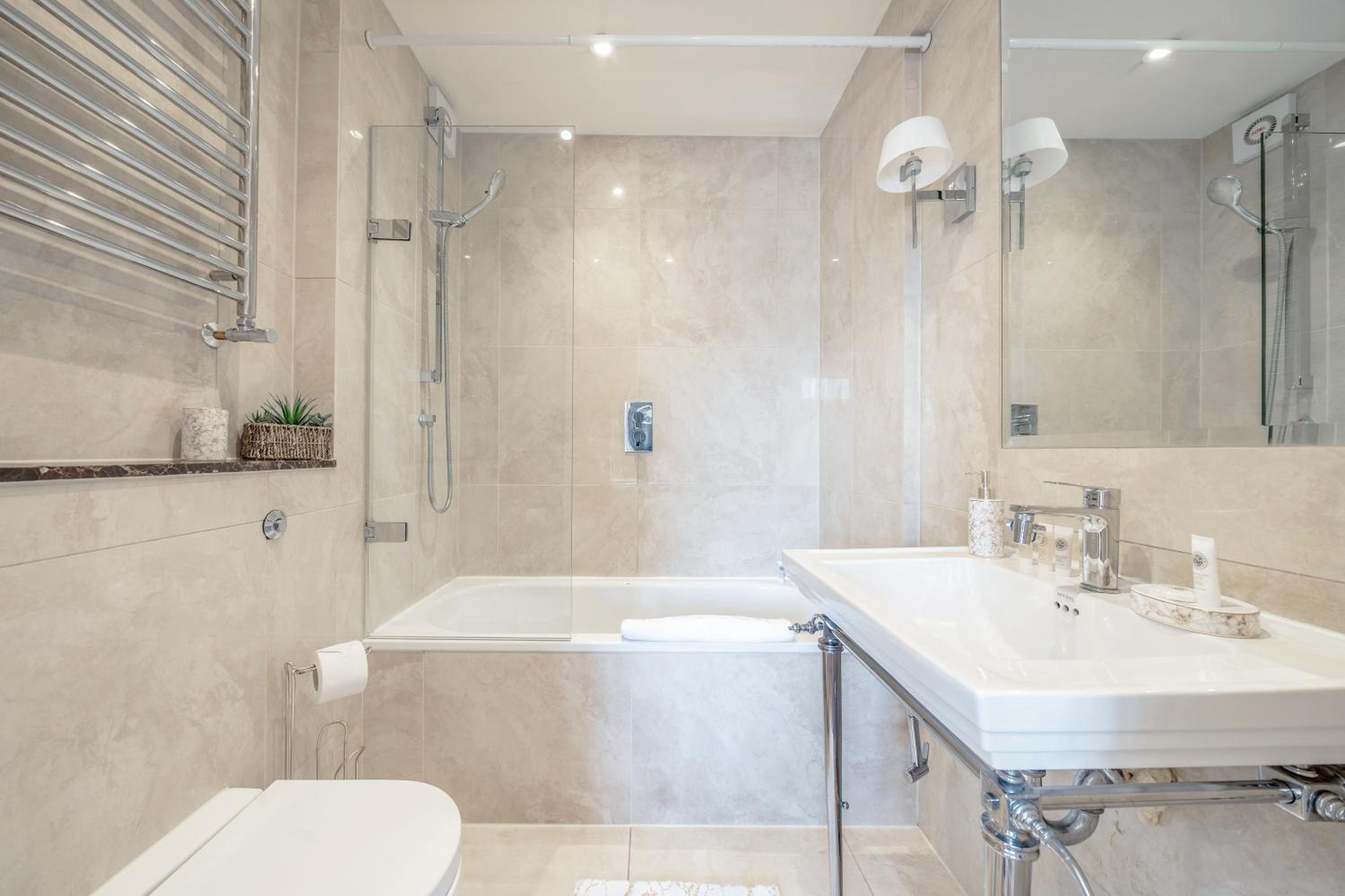 Stunning 2 Bed, 2 Bath Flat Next to Hyde Park