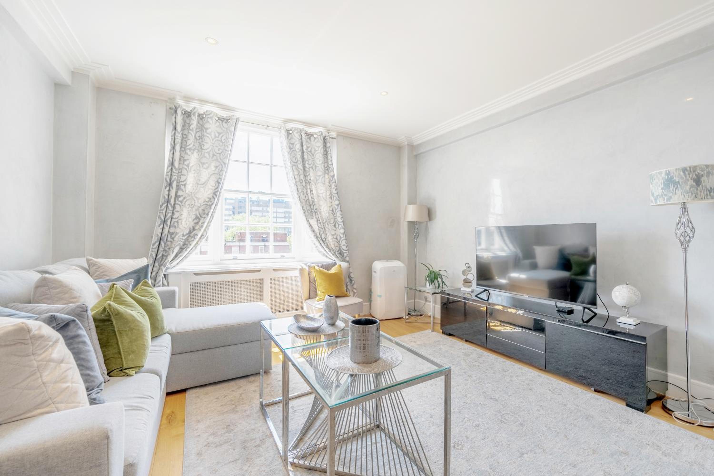 Stunning 2 Bed, 2 Bath Flat Next to Hyde Park