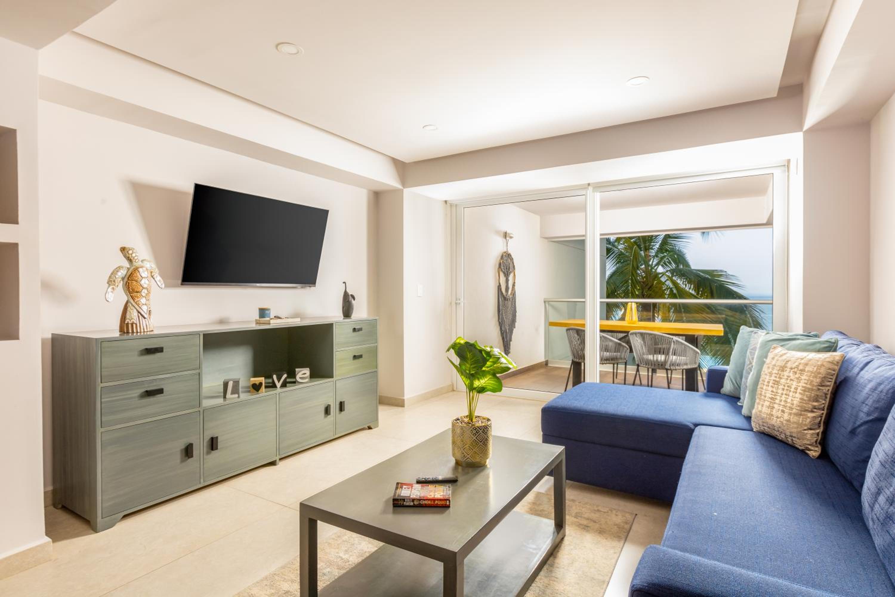 Wake Up to Ocean Views and Complimentary Breakfast