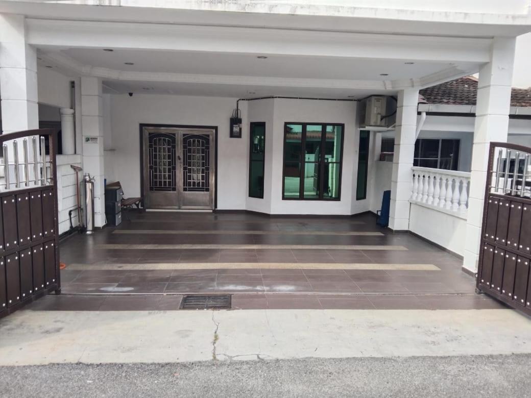 2 Storey 5BR 16pax Semabok Taman Cheng Ho, 3 by Myplace