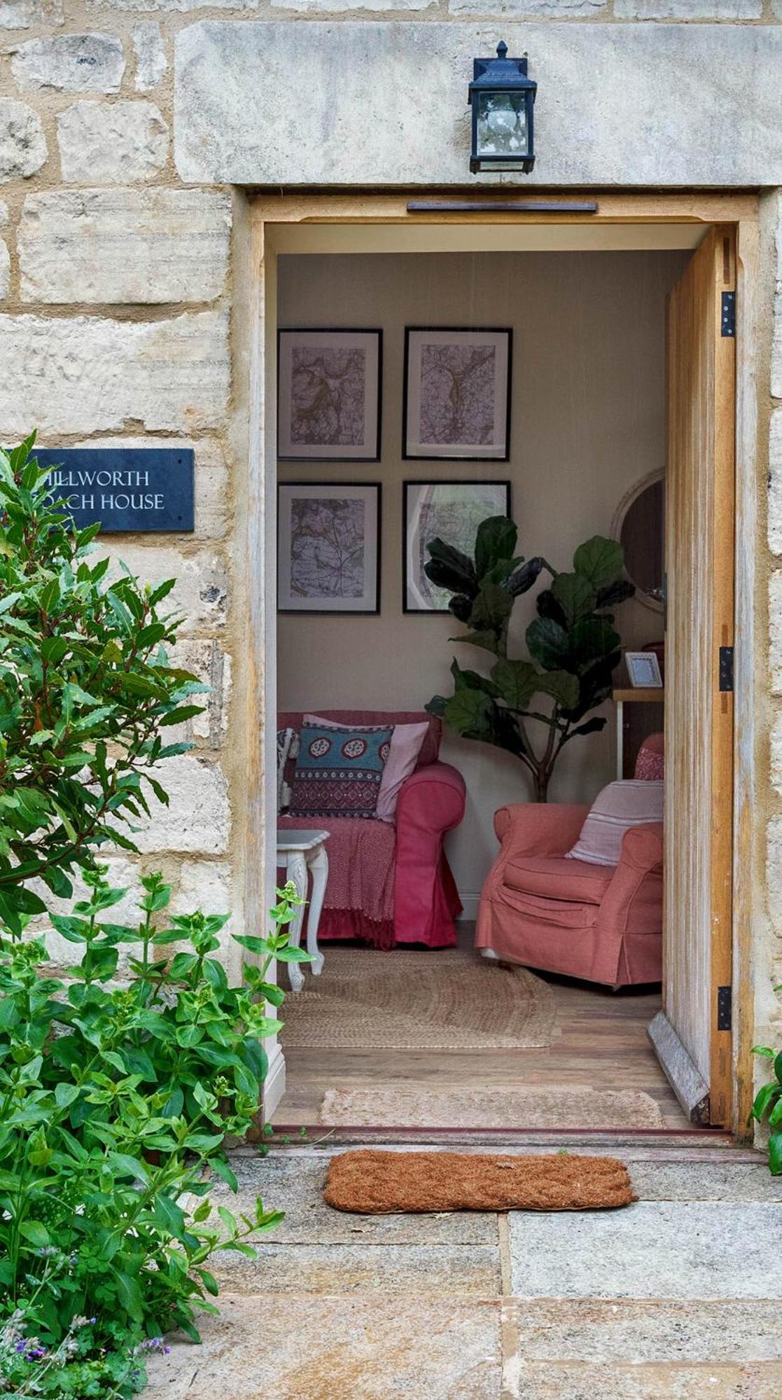 Bright & Beautiful Open Plan Coach House Painswick view 4
