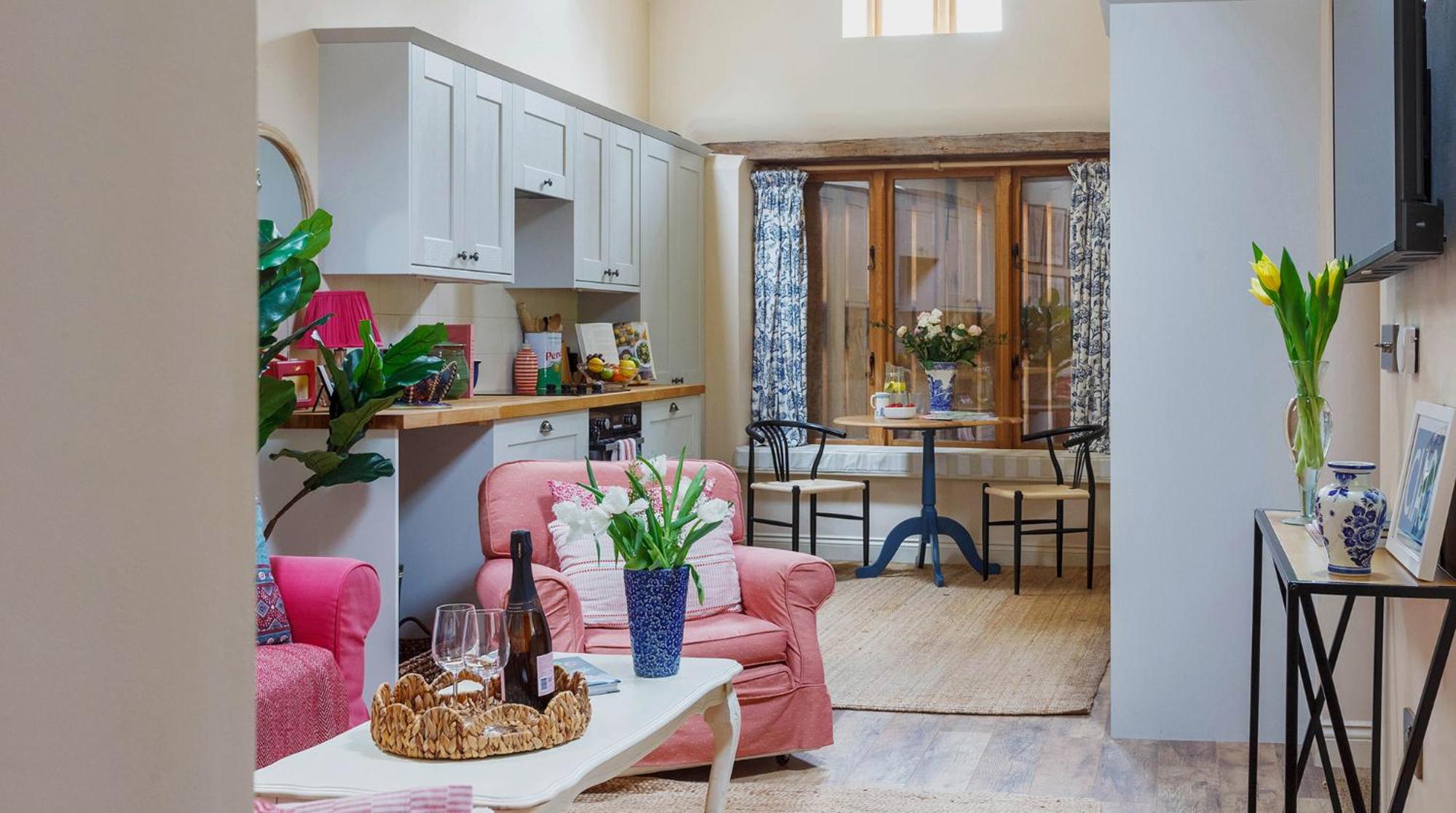 Bright & Beautiful Open Plan Coach House Painswick view 5