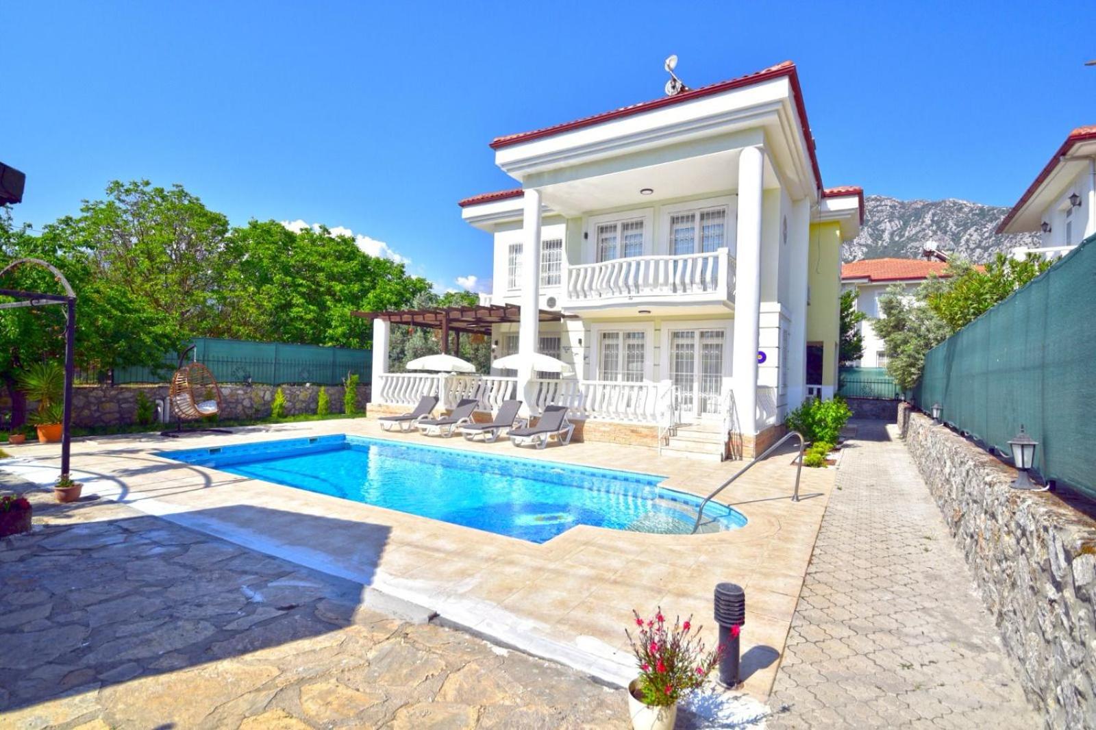 Alya Üzümlü view 3