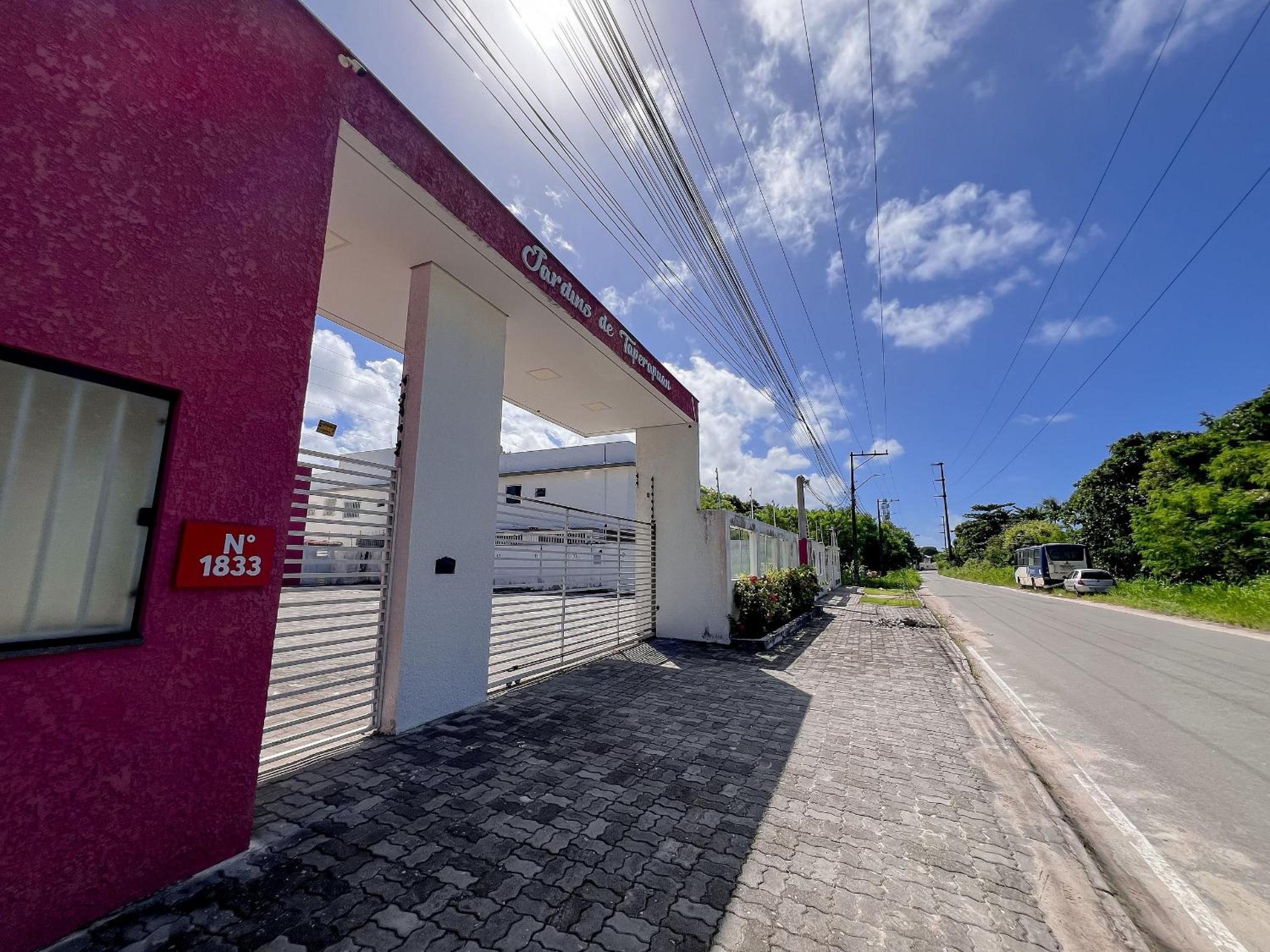 Apê pavimento superior com 3 quartos com ar condicionado, varanda e suite com vista para a piscina e internet privativa, a poucos metros da Praia de Tapera