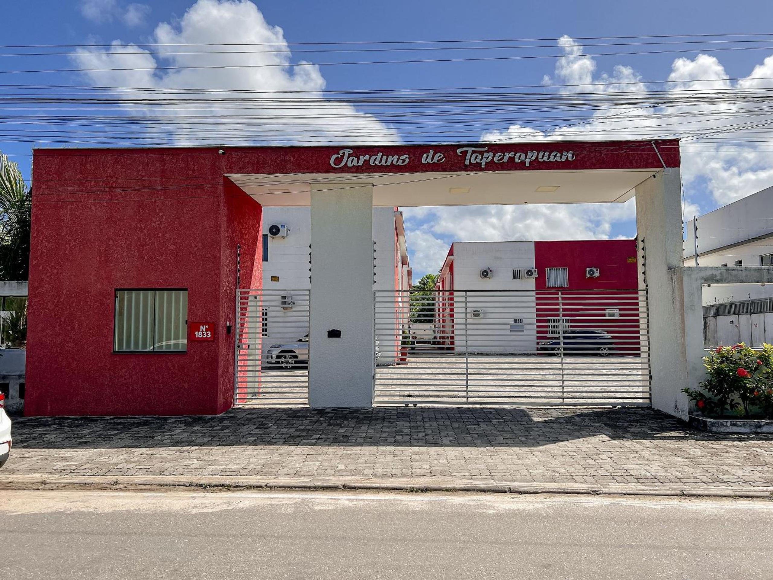 Apê pavimento superior com 3 quartos com ar condicionado, varanda e suite com vista para a piscina e internet privativa, a poucos metros da Praia de Tapera